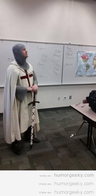 Profesor con disfraz de caballero Templario