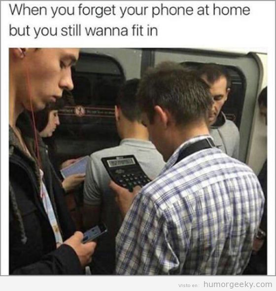 Foto graciosa mirar la calculadora en el metro