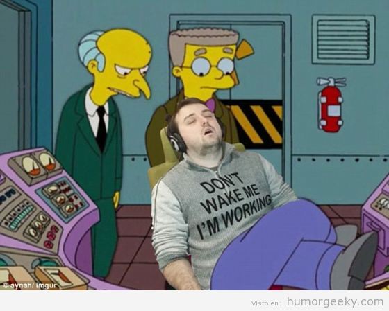 Memes becario dormido Homer Simpson