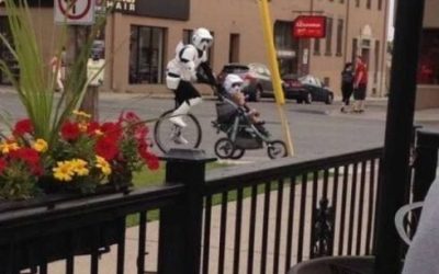 Padres frikis que pasean a sus hijos con cosplay de Stormtrooper y monociclo