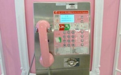 Una cabina de teléfono rosa y de Hello Kitty… Hum… dónde será?