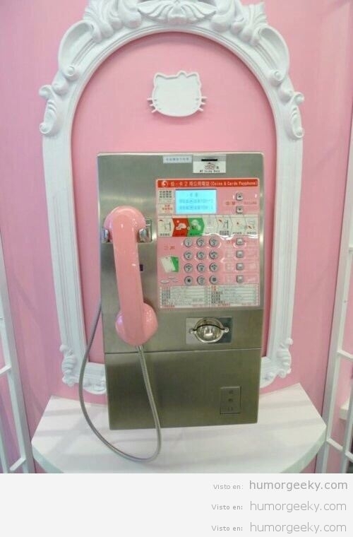 Cabina teléfono público rosa de Hello Kitty
