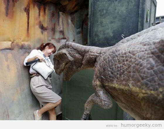 Foto graciosa empleada en un parque dinosaurios