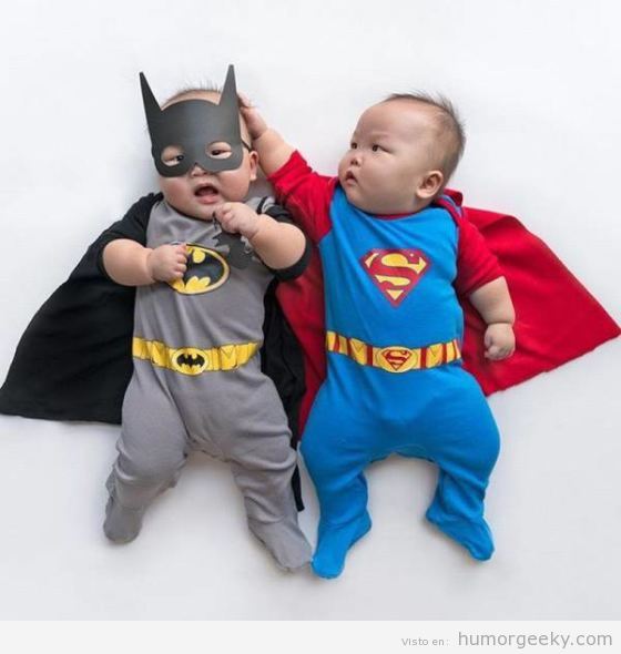 Batman vs Superman, dos bebés gemelos con cosplay