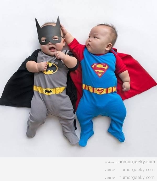 Ojalá pudiera tener dos bebés gemelos para hacer un Batman vs Superman en casa