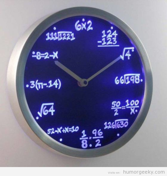 Reloj de pared con operaciones matemáticas