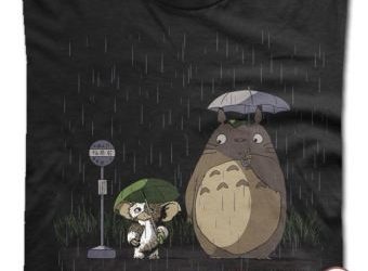 Camiseta de Gremling y Totoro con paraguas bajo la lluvia