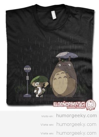 Camiseta de Gremling y Totoro con paraguas bajo la lluvia