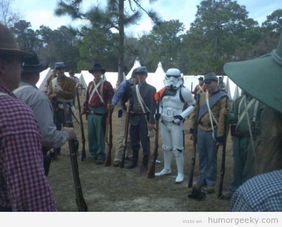 Foto graciosa cosplay Stormtrooper en recreación batalla equivocada