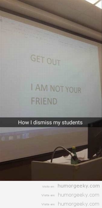 Foto graciosa mensaje profesor pizarra para echar alumnos