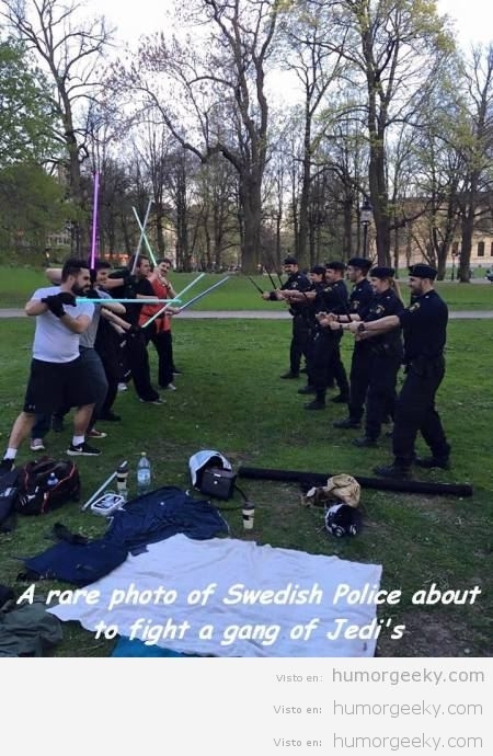 La policia sueca se reta a una batalla contra Jedis en un parque