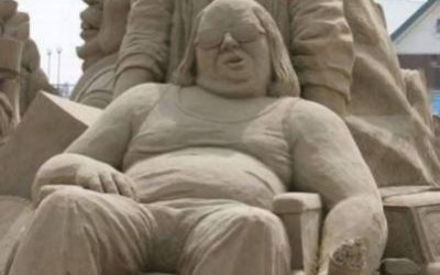 Sólo los que ven Little Britain pillarán esta maravillosa escultura de arena