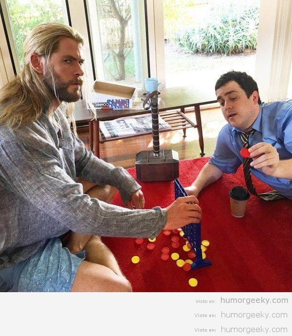 Aquí, jugando al Tres en raya con Thor…