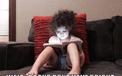 Niñas adictas a la tecnología fingen leer un libro en el sofá pero… ESPERA