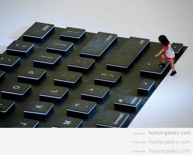 Un teclado gigante en el que poder teclear pisando… ¡QUIERO!