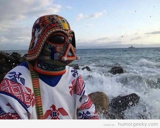 Darth Vader con casco y casaca estampado azteca