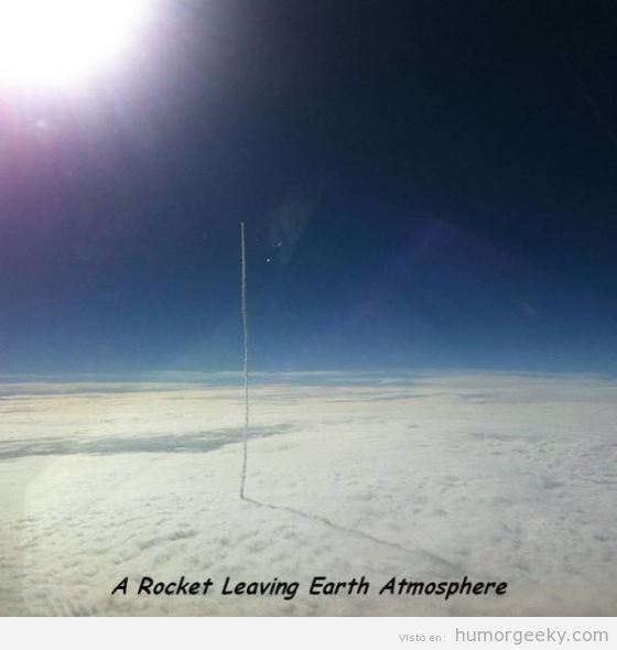 Foto curiosa de un cohete dejando atmósfera terrestre