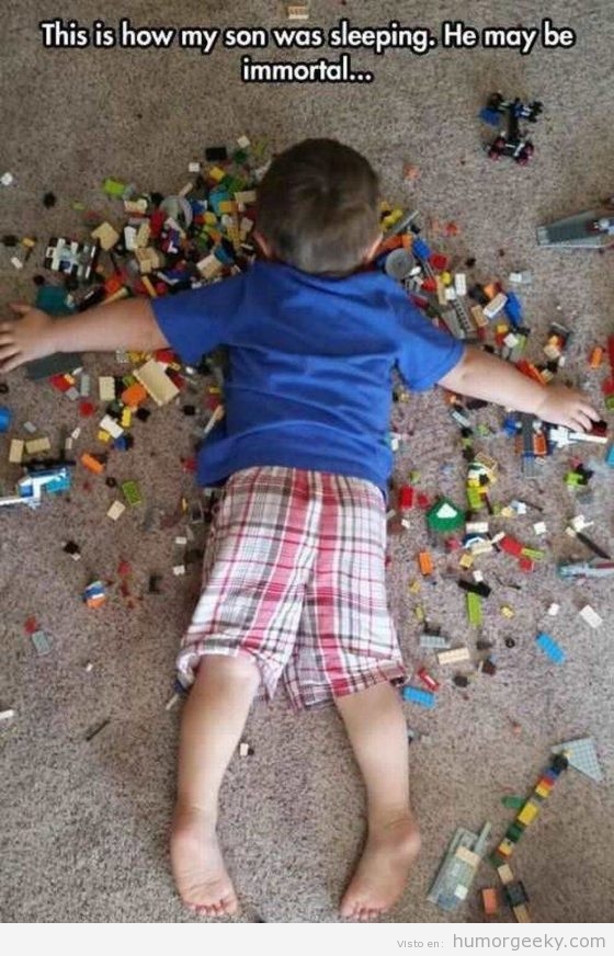 Foto WTF niño dormido sobre piezas Lego