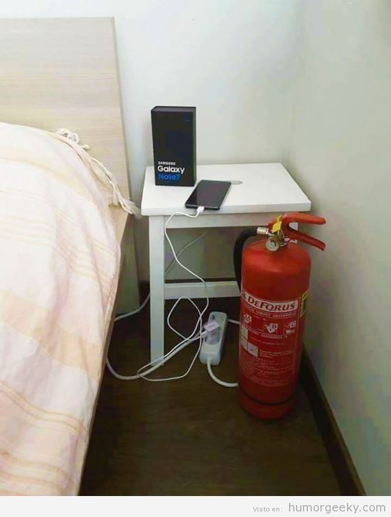 Foto graciosa extintor al lado de Samsung Galaxy note 7