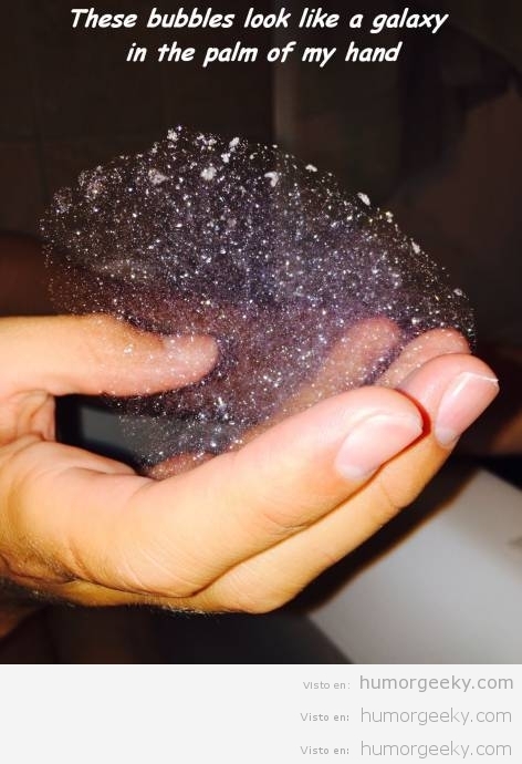 Burbujitas que parecen una galaxia en la palma de tu mano