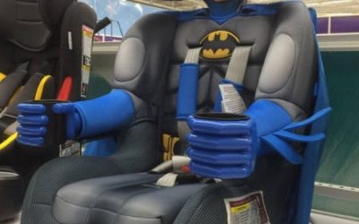 Qué silla de coche para bebés más molona, por Batman!