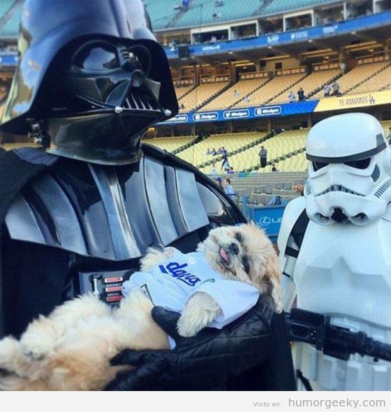 Darth Vader con cachorro de perro en los brazos