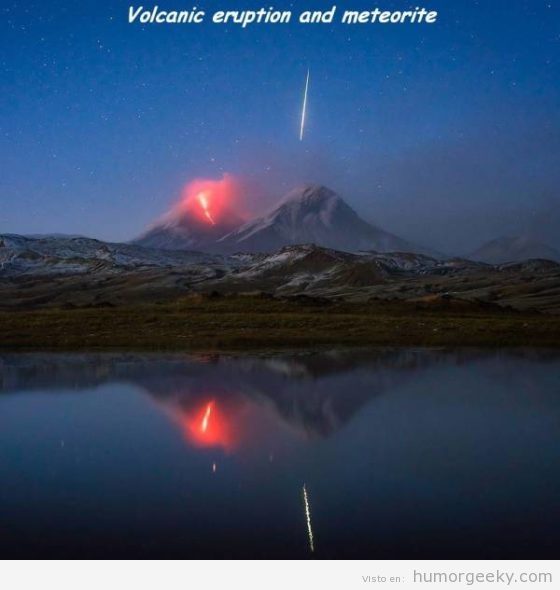 Foto volcán en erupción y meteorito