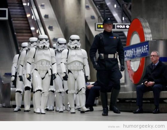 Foto friki soldados imperiales en el metro