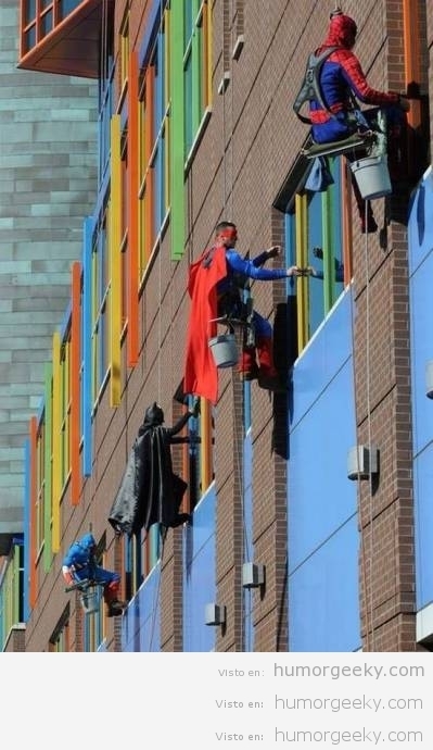 Limpiadores ventanas edificios disfrazados de superhéroes