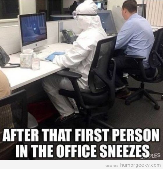 Meme gracioso traje protección anti gripe en la oficina