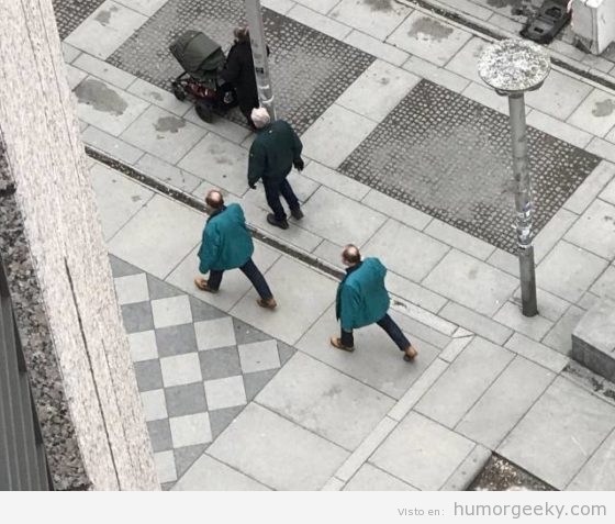 Foto curiosa fallo en Matrix, dos personas iguales