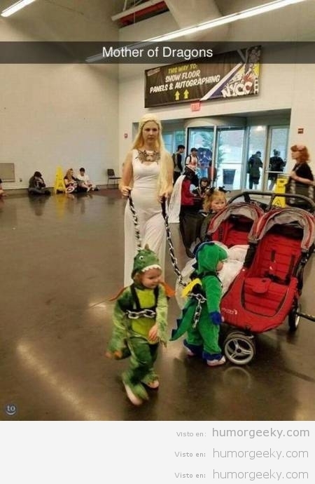 Foto disfraz madre Khaleesi con gemelos de dragones