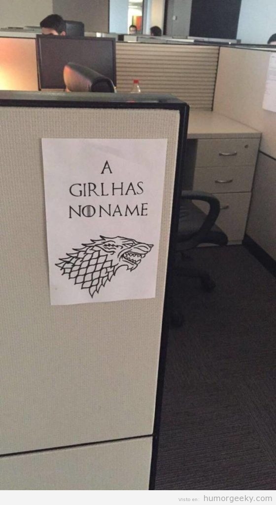 Foto friki cartel "a girl has no name" en la oficina