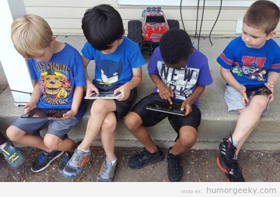 Foto cuatro niños jugando con la tablet