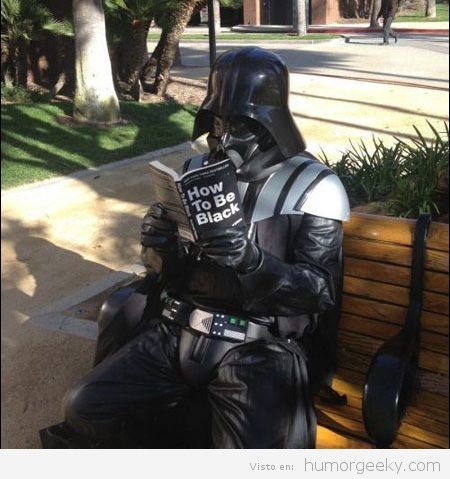 Darth Vader leyendo un libro en el parque