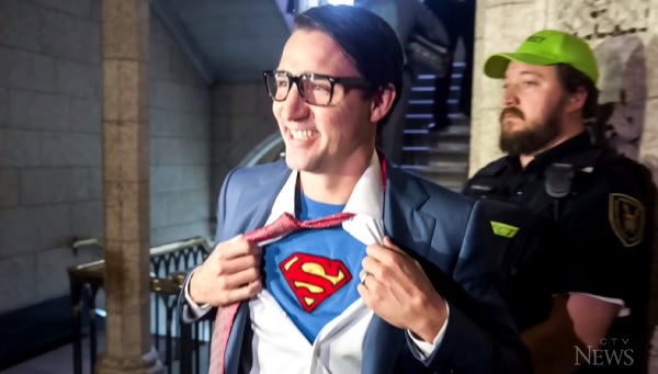 Justin Trudeau, presidente de Canadá, disfrazado de Clark Kent para Halloween