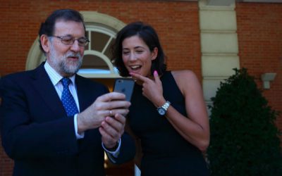 Rajoy leía los memes que le hacían… ¡ y se reía!