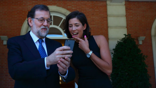 Rajoy leía los memes que le hacían… ¡ y se reía!